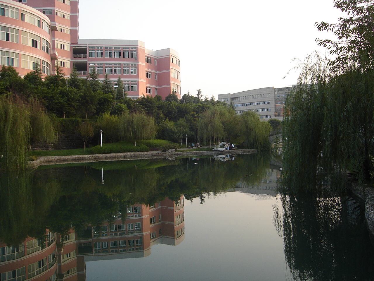 西华师范大学也是四川省内比较知名的一个师范类大学一共也有两个校区
