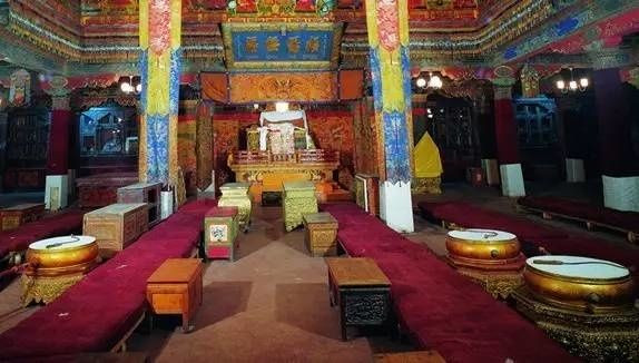 布达拉宫有很多宫殿 但各有各的用处 像永固福德宫 就是达赖喇嘛的会