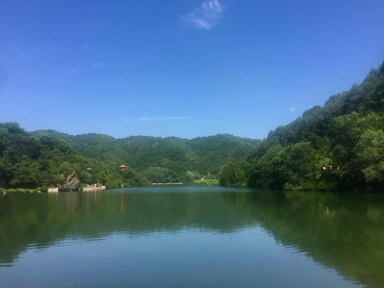 峡谷里树木茂盛,一路溪水,清凉舒服,夏季好去处.