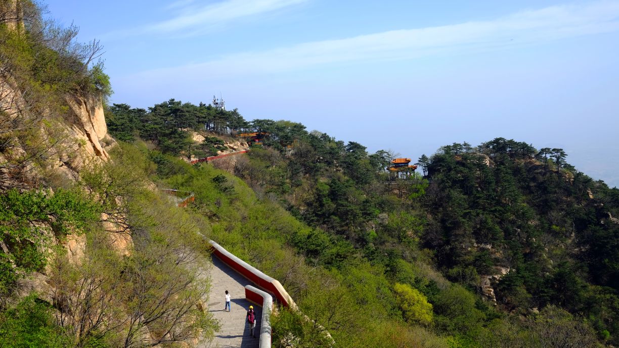 盘山风景区在天津蓟县,是集幽林,古洞,奇峰,秀水于一身的旅游胜地.