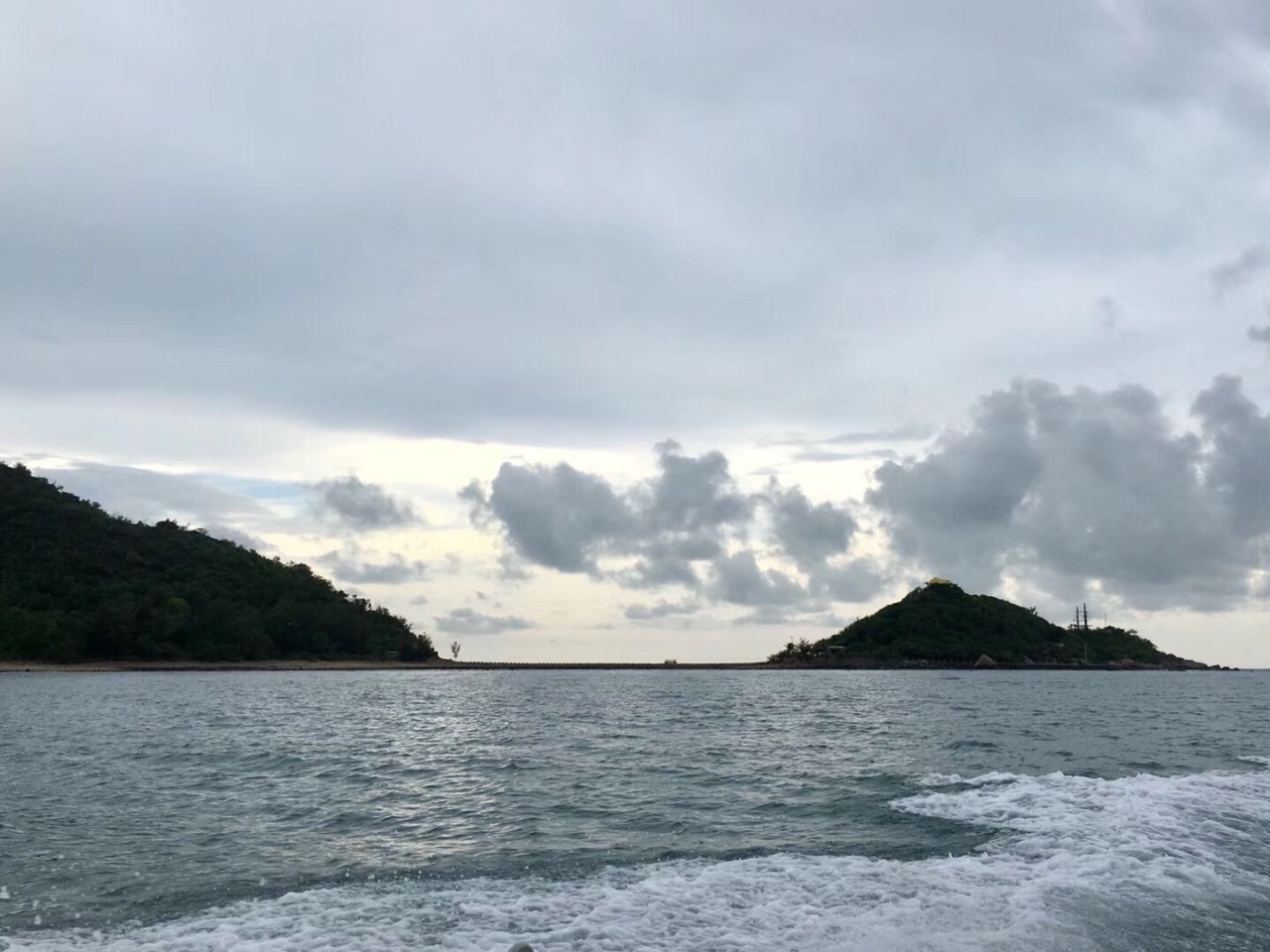 西岛更因与东岛恰似三亚湾碧波中鼓浪而行的二只玳瑁,被以"波浮双玳"