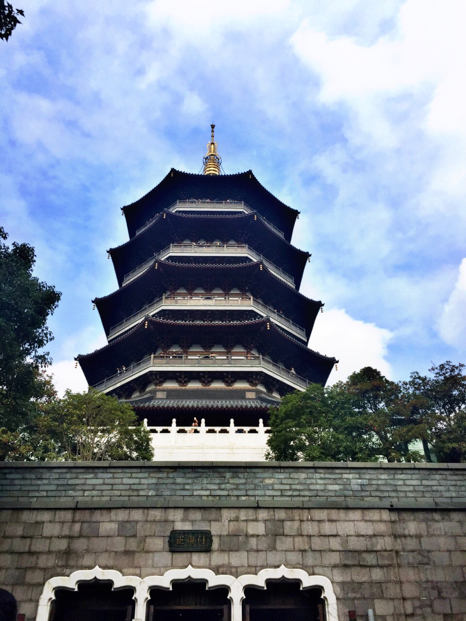 雷峰塔上看西湖的风景还是很美的,需要拍照的早点抢位子哦.