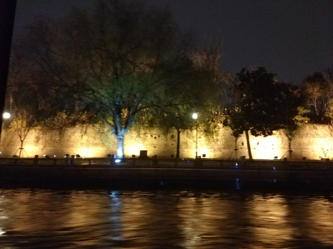 夜游护城河