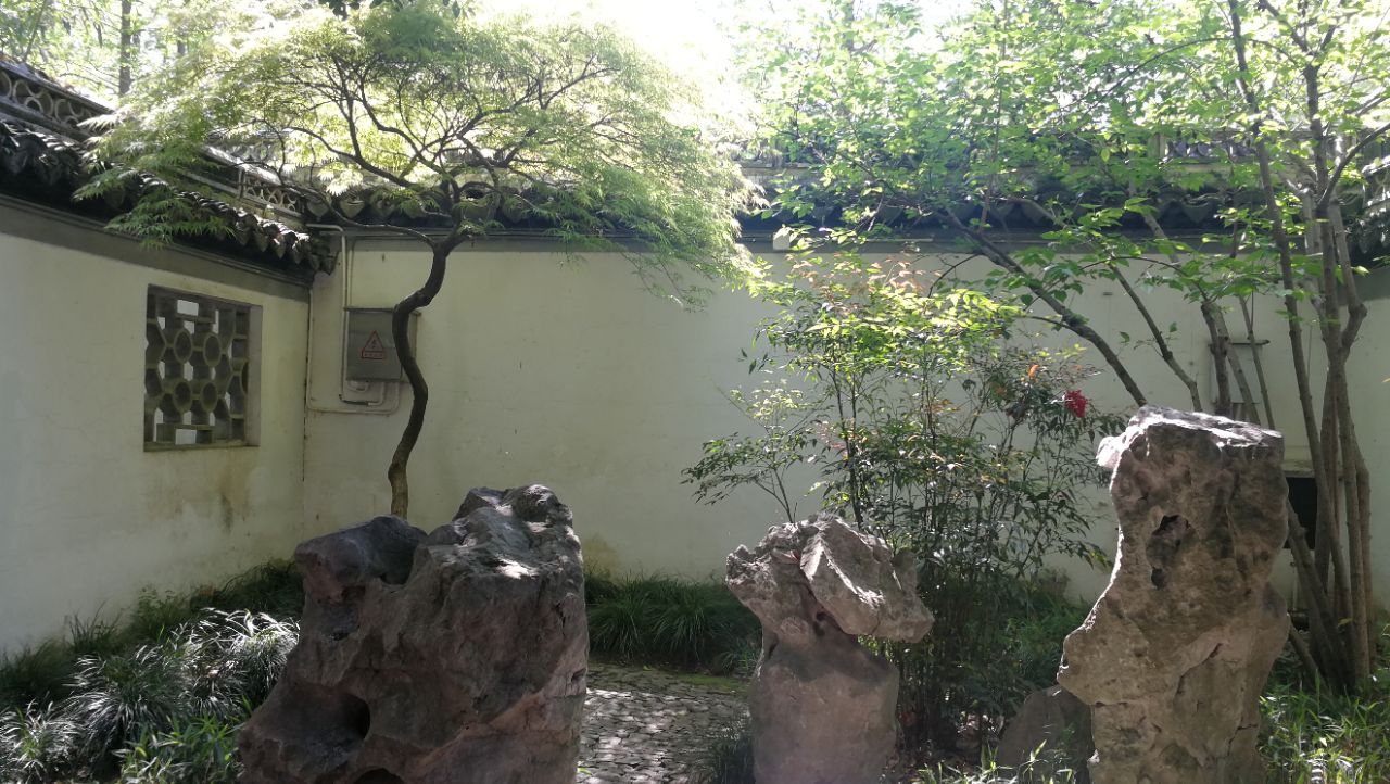 后来合并了,加上嘉定的城隍庙,就是现在这个秋霞圃,园内亭台楼阁