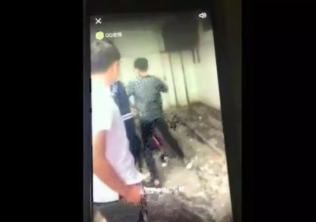 校园暴力:沧州一中学男生被一群同学频繁拳打,脚踢,扇