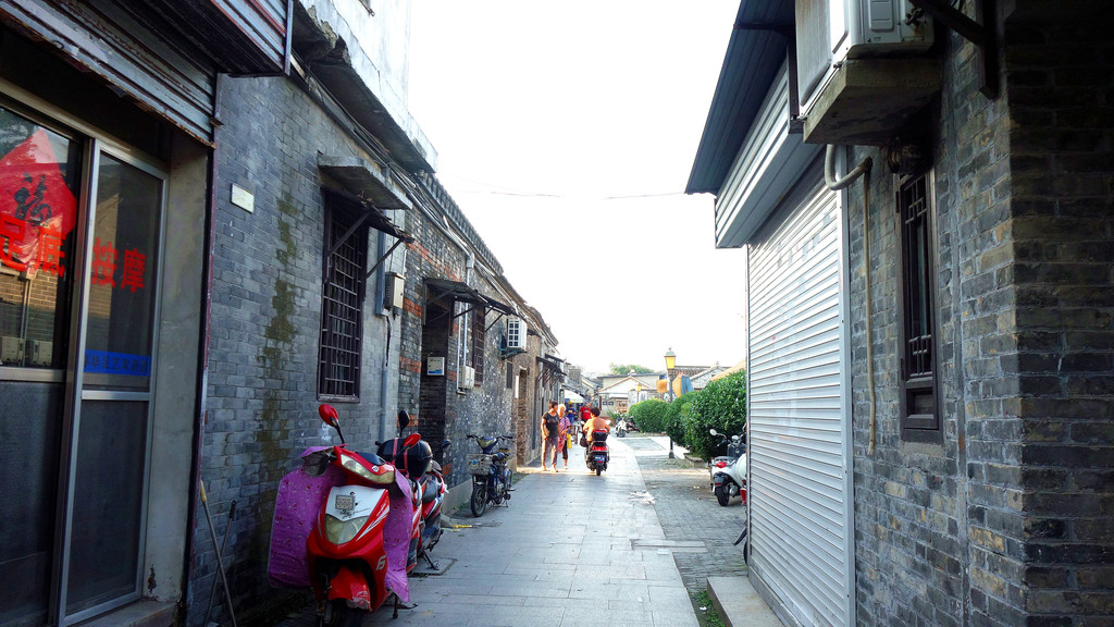 第二次来东关街我们就是从琼花观西侧狭窄的观巷进入东关街的.