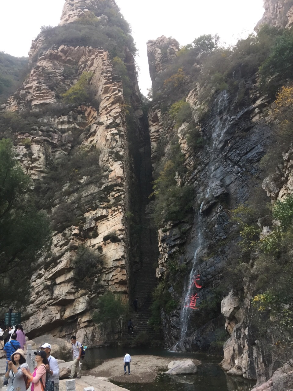 单位临时调班,突然多出来几天假期,匆忙间定了到蓟县的旅程,本没抱多大希望,没想到梨木台给我惊喜。天公作美,头一天下起了雨,到梨木台假阴天,分外凉爽,远远一望,雾气昭昭,仿若仙境,青山秀水,心旷神怡。虽然下了雨,但两个大的瀑布还是没有水,问了当地人说得等多下几场雨大雨,才能看见,呐喊喷泉、天道还是能看到几个小的瀑布,虽不壮观,也有几分趣味。最开心的是那个滑梯,真的好长,强烈推荐,在去滑梯的路上会过观景台,振臂高呼,回声阵阵,也很好玩。在这提醒大家的是,网上订票,要尽早定,8点之前有大门票加摆渡车往返50元,