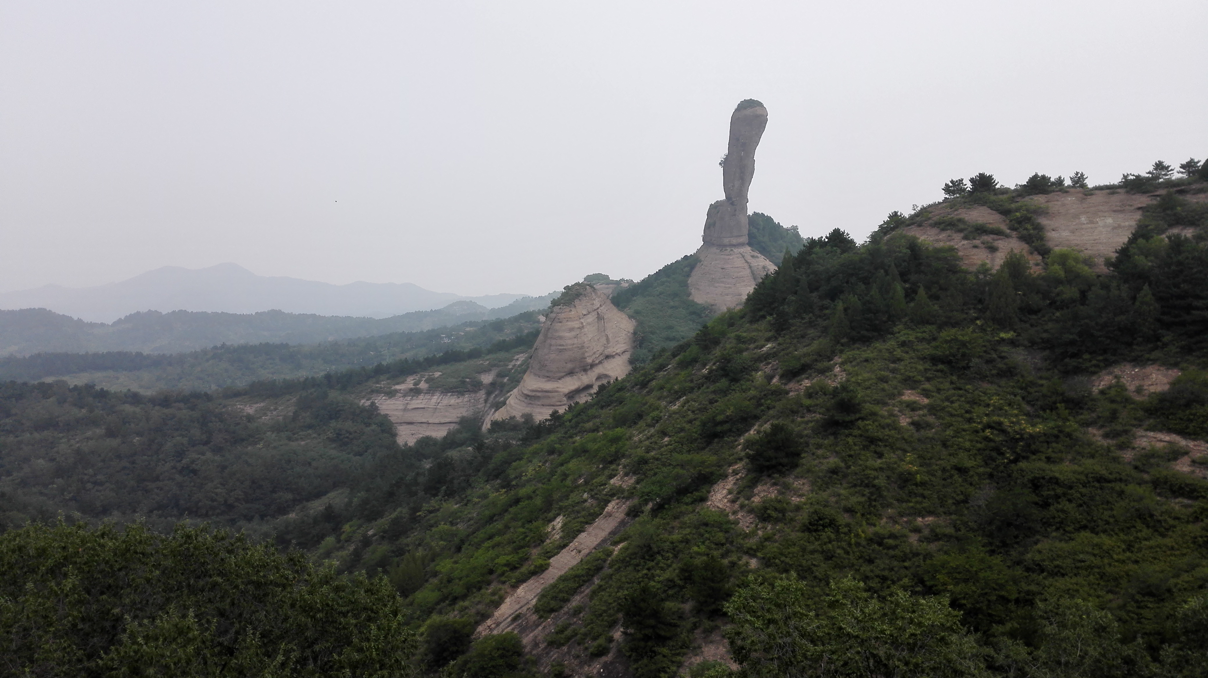 磬锤峰为承德十大名山之一,古称"石挺",北魏地理学家郦道元在《水经注