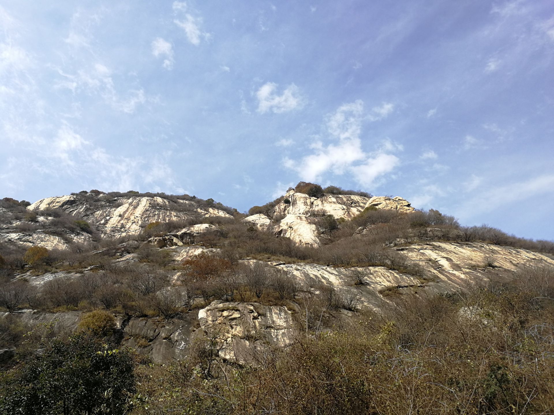 即为终南山,终南山乃秦岭西安一带的统称,沿任何一条不知名的道路进入