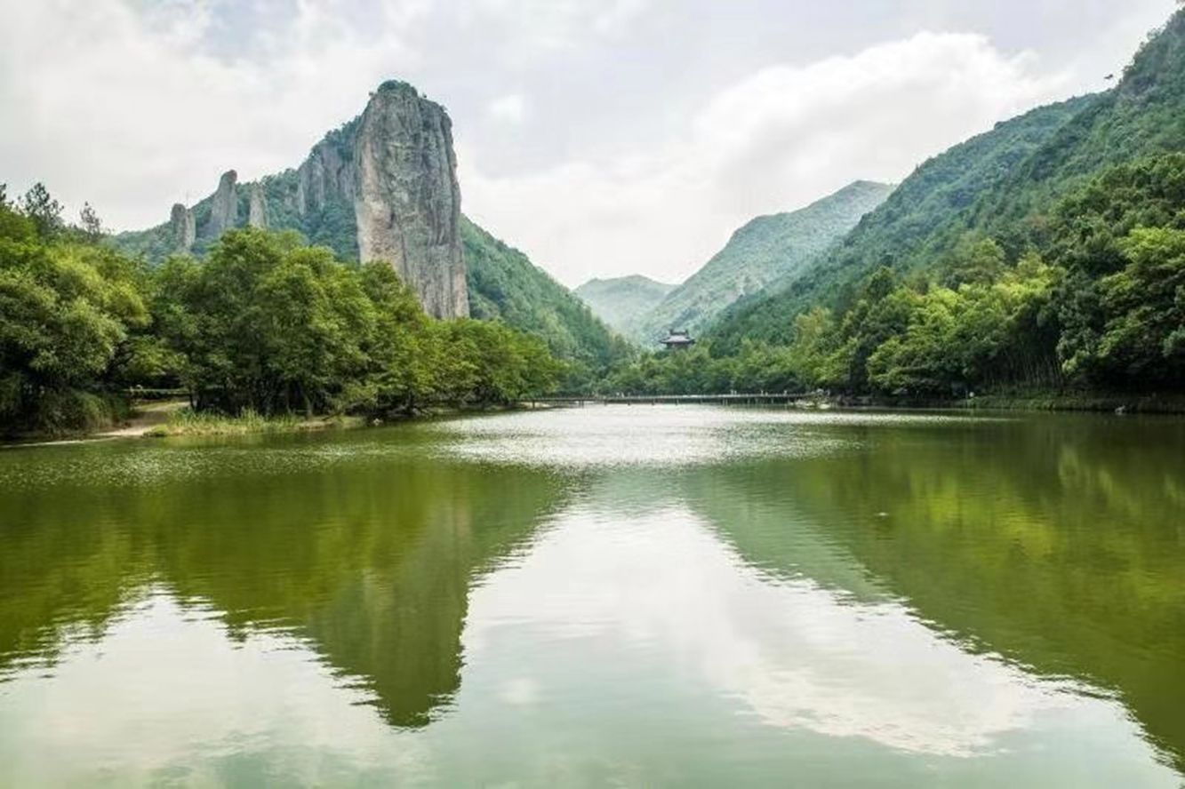 鼎湖峰景点是整个仙都风景名胜区的核心.鼎湖峰,状如春笋,直刺云天.