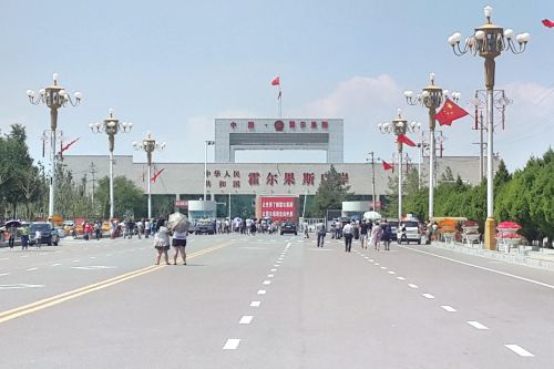 霍尔果斯国门景区