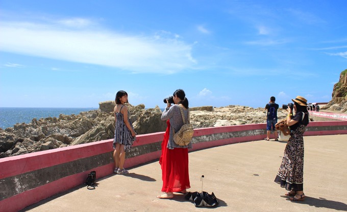 这么美丽的海景,怎能少得了拍照,美女们都摆着各种pose再拍哦!