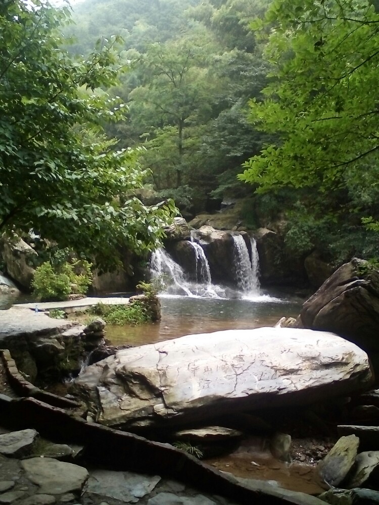 乌龙潭,是西游记水帘洞外景地.那里河水清澈,美丽无比.