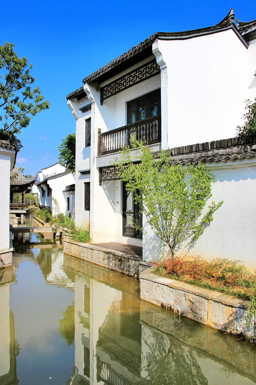 白墙青瓦与千岛湖的翠绿,勾勒了一幅无须斧凿的天然和居图.