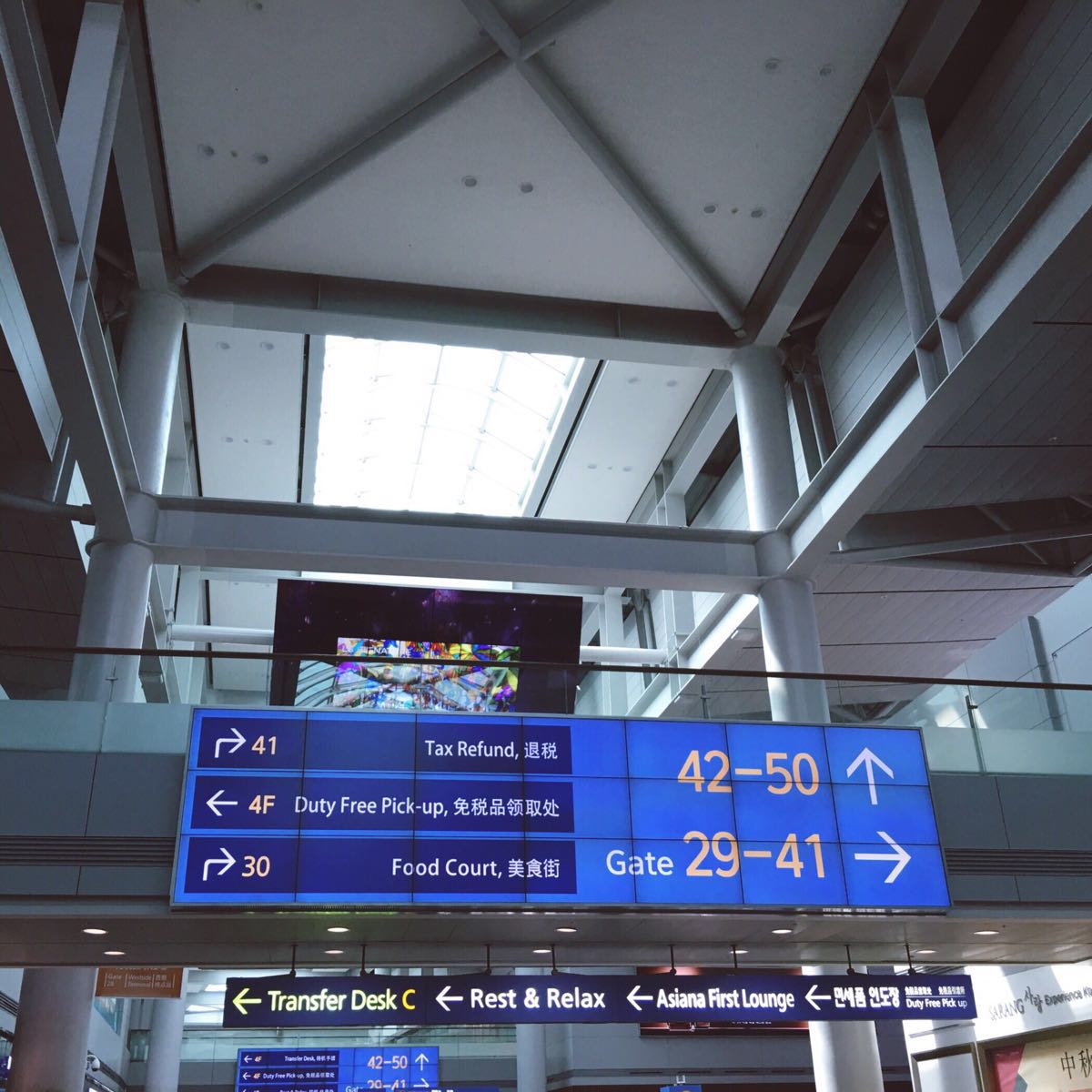 我记得合肥新桥机场有十几个登机口,深圳宝安机场有六十几个登机口,而