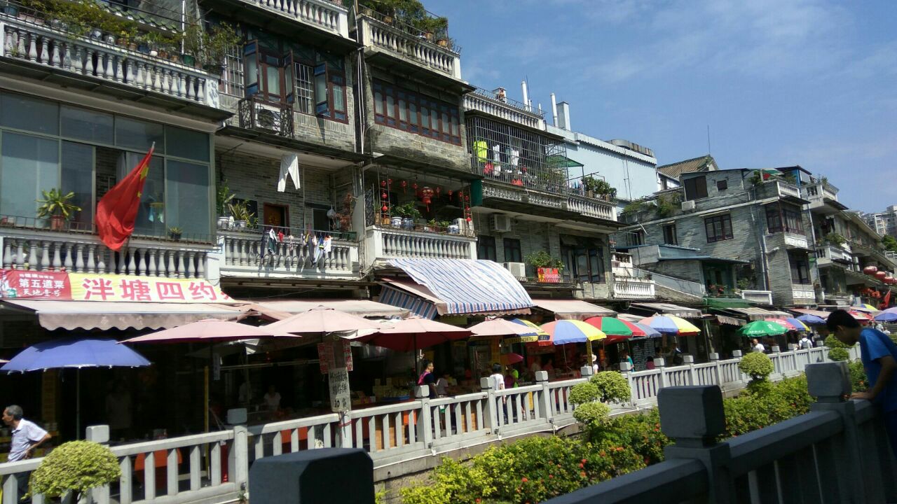 广州西关大屋景区,是最具有广州特色的景点,那里保留了广州的古老大屋