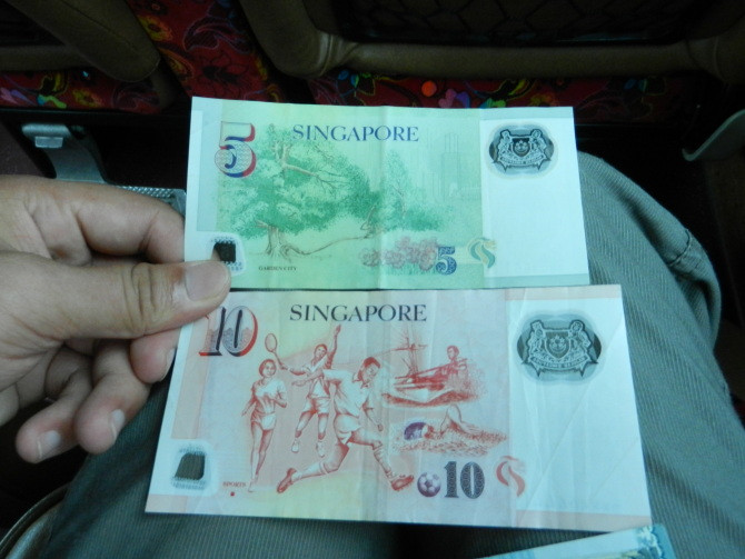 新加坡币,塑料纸材料.10元抵人民币50多元