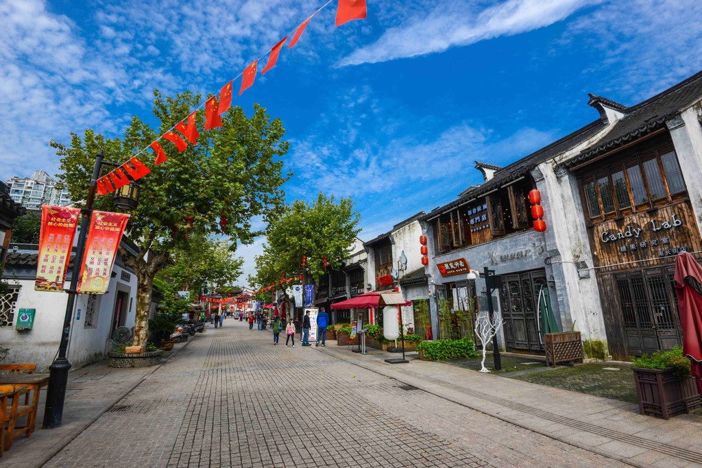 南长街是无锡的一条老街,位于无锡市梁溪区中心地段.