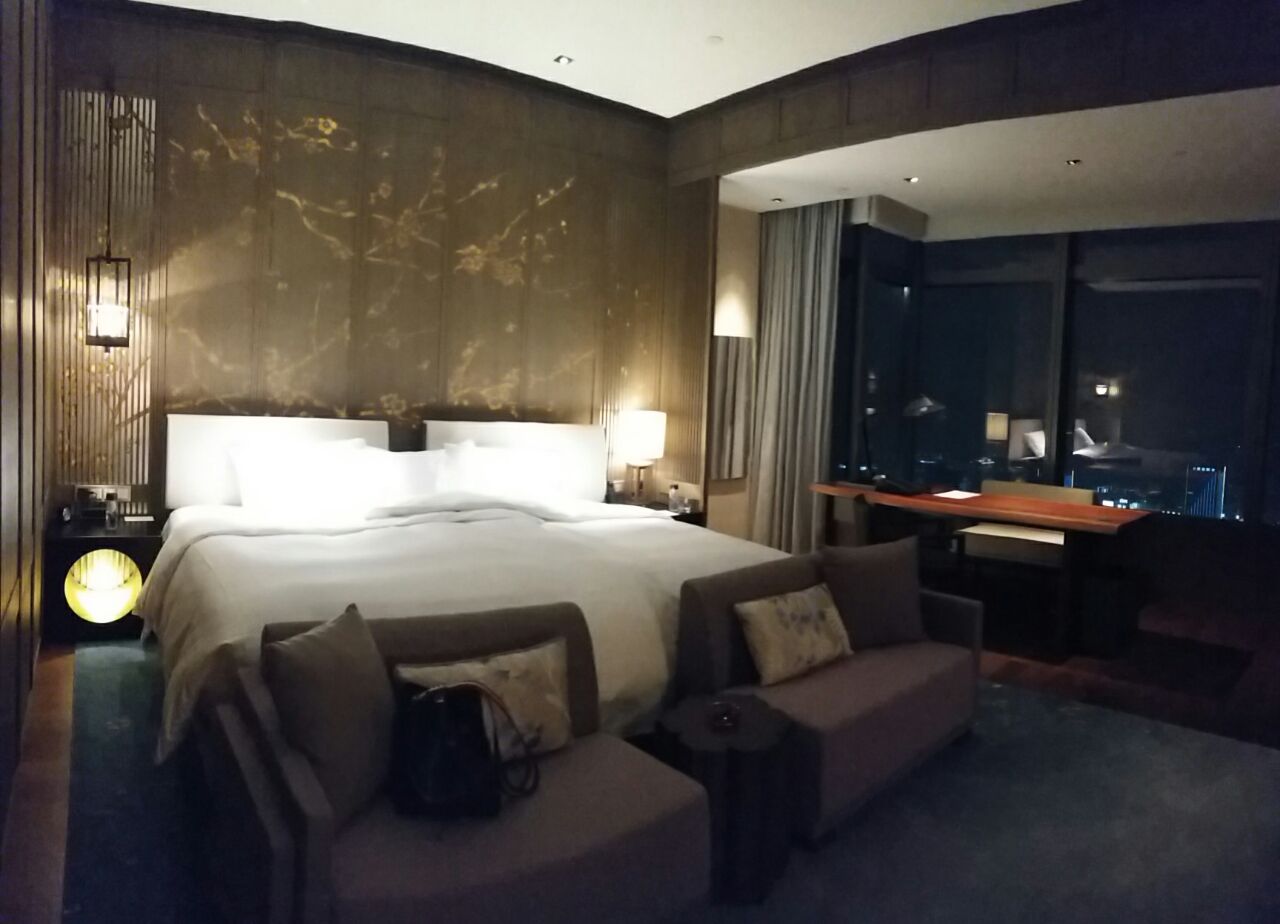 我的房间是酒店的44层可以遥望钱塘江看夜景也很棒!
