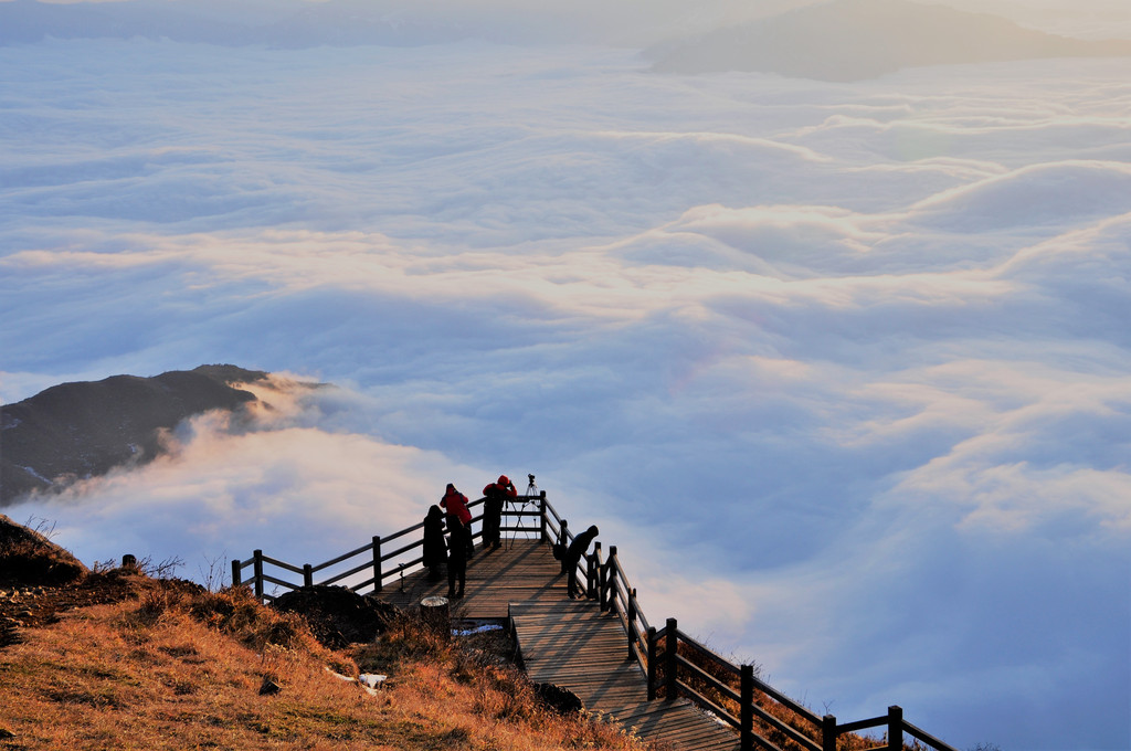 千座山峰俊美 万里云海缥缈--恰遇云南昭通大山包鸡公山日落