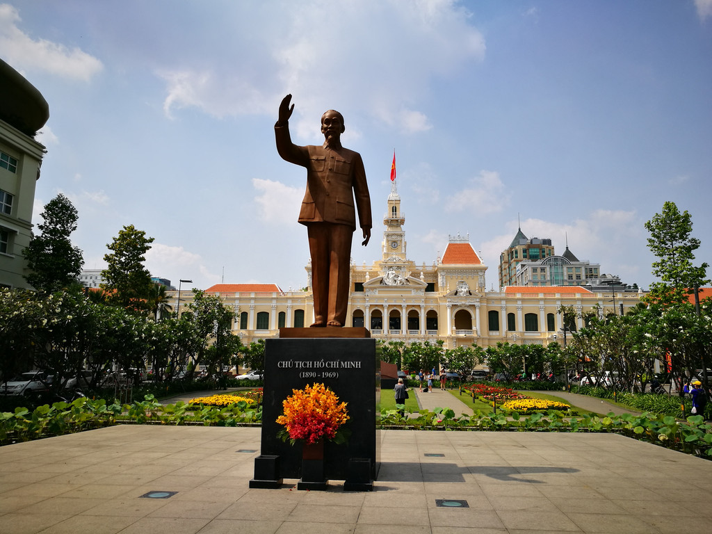 与市政厅对应的是胡志明广场(tuong dài chu tich ho chí minh)