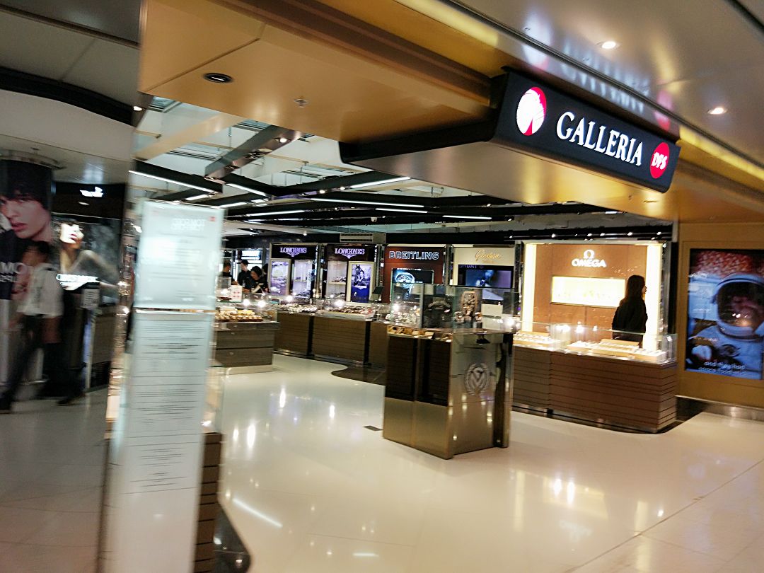 品种齐全,一边的dfs beauty是卖护肤品的,另一边dfs galleria是卖名表