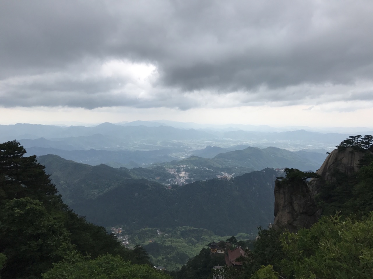 峰,九华山第三高峰,从拜经台一路上来由金龟朝北斗,大鹏听经石,蜡烛峰