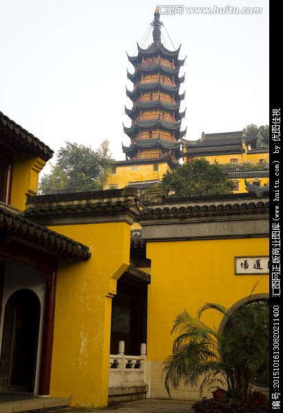 冲着白蛇传里的金山寺来的,金山寺雷峰塔,是两个强权压迫的象征.