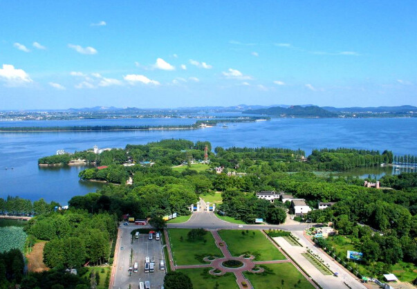 武汉东湖风景名胜区,简称东湖风景区,位于中国湖北省武汉市中心城区