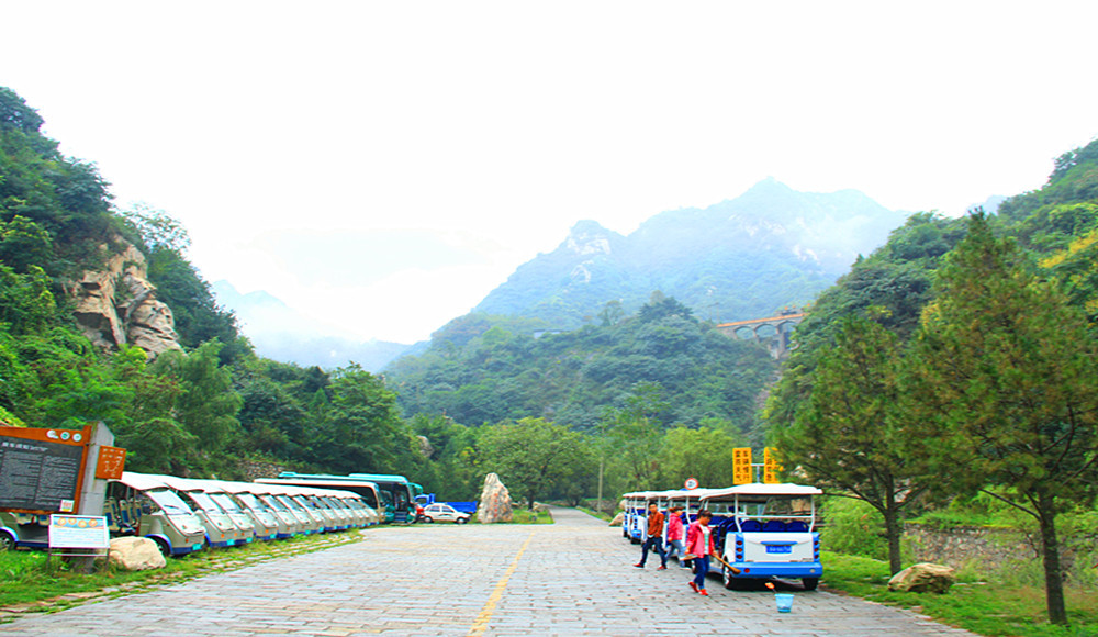 翠华山是自然风景名胜区,位于西安市南23公里的秦岭北脉,海拔2132米