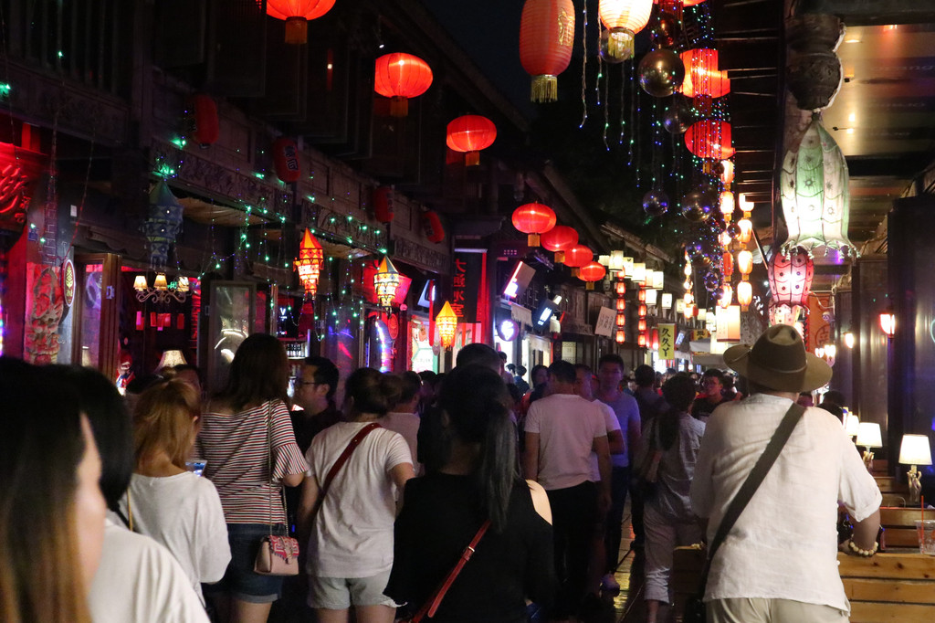 莲花府邸是一家在成都挺有名气的酒吧,在锦里正门口进去不远就是.