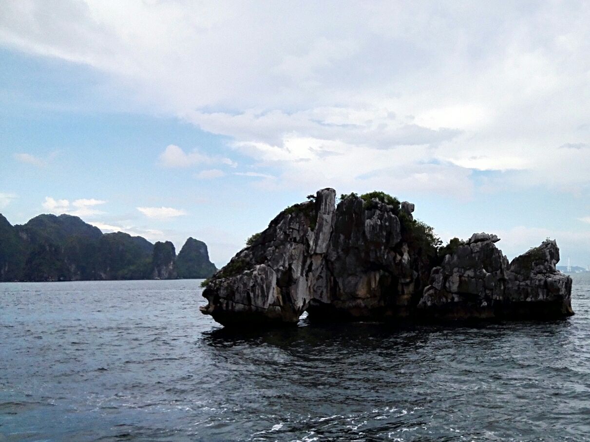 下龙湾斗鸡石好玩吗,下龙湾斗鸡石景点怎么样_点评