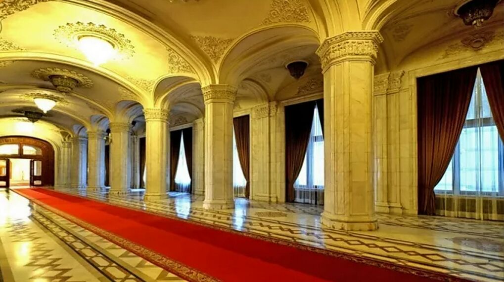 布加勒斯特引以为傲的建筑 -- 大国民议会宫(也称人民宫),号称世界上