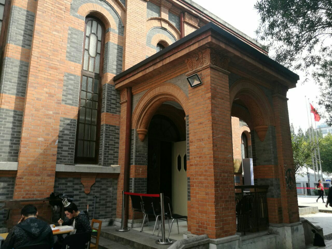 "2017青年艺术创想周"的主办地在上海戏剧学院(华山校区),为此,学校