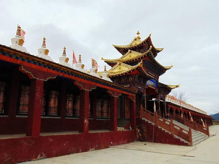 与云相伴,饱览壮丽河山,墩都德青郎寺低调而震撼