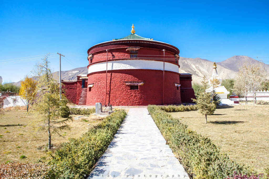 塔身为条砖砌成,全为黑色 桑耶寺 桑耶寺中也有这样的黄房子,在寺庙