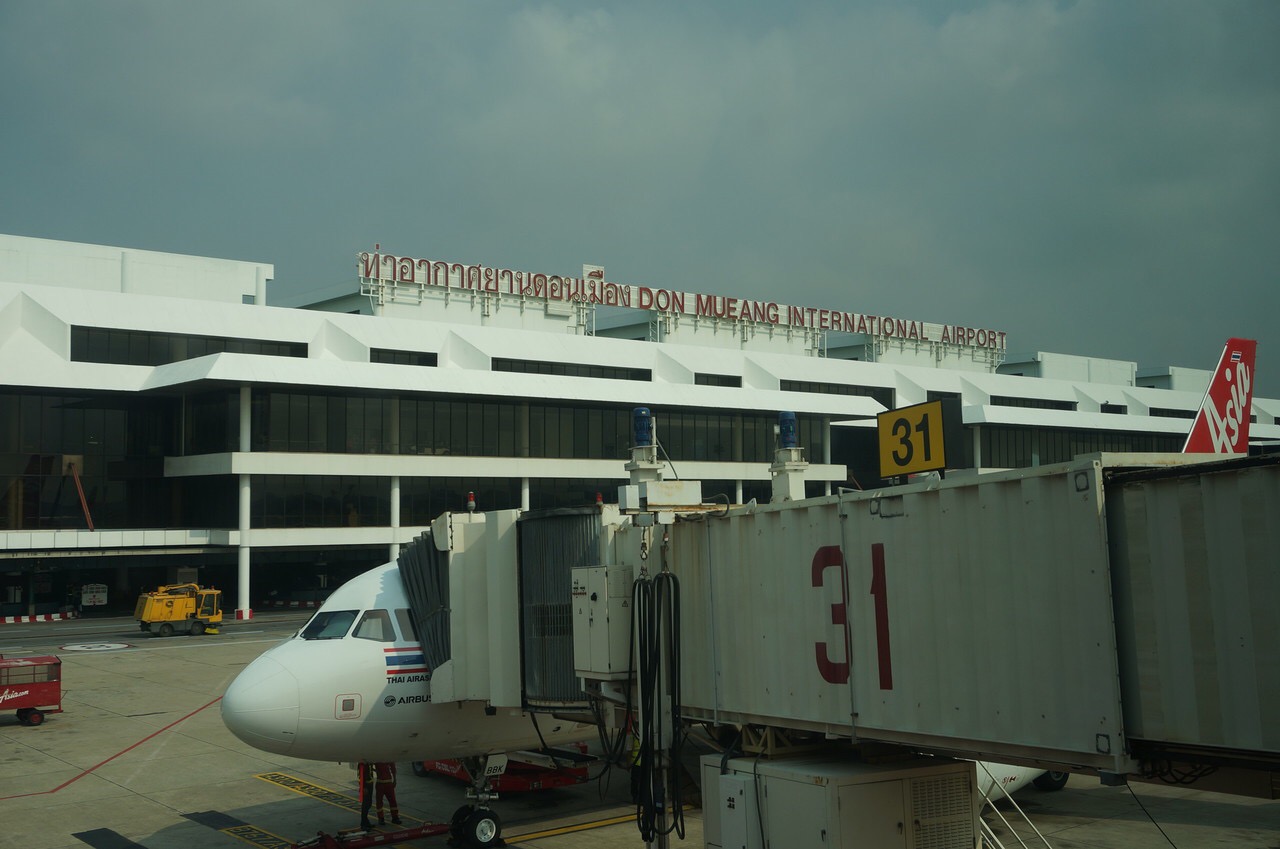 到素叻国际机场历经将近5个的飞机,腰都坐疼了,终于抵达素叻他尼机场