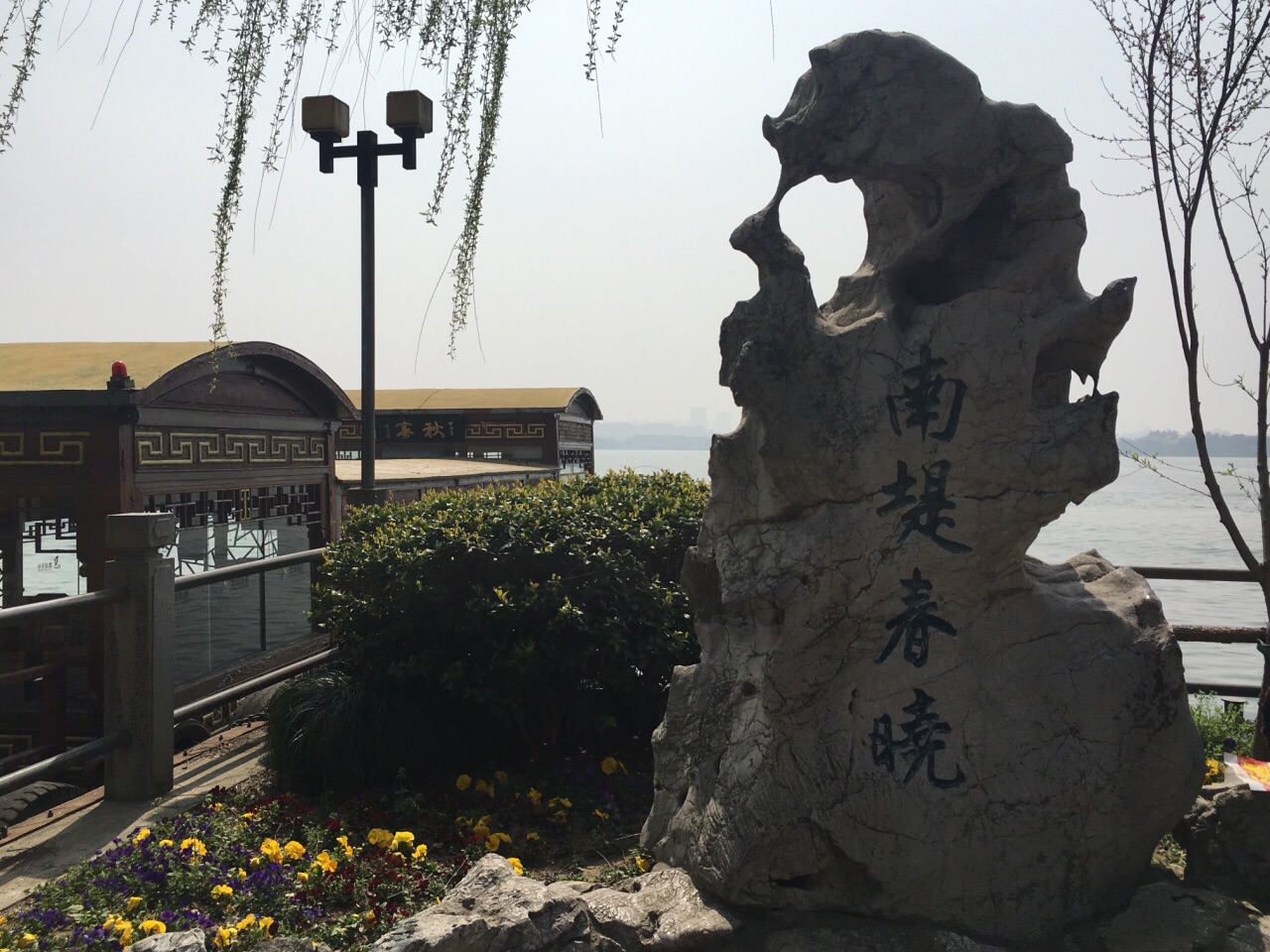 首推蠡园沿水边的长堤,一棵柳树一棵桃树红绿间隔,在春风的吹拂下别有