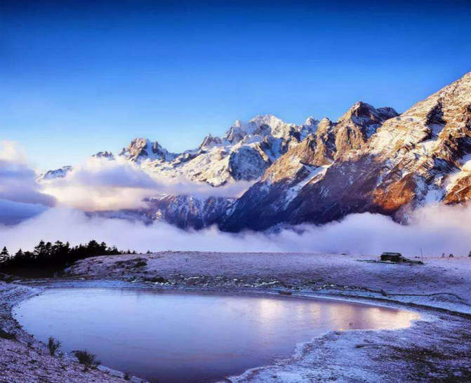 玉龙时隐时现;有时碧空如水,群峰晶莹耀眼;有时云带束腰,云中雪峰皎洁