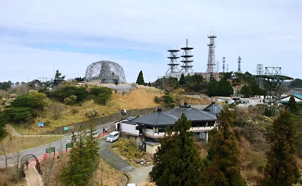 设有六甲山花园馆,高山植物园,森林植物园,六甲山牧场,田径运动村