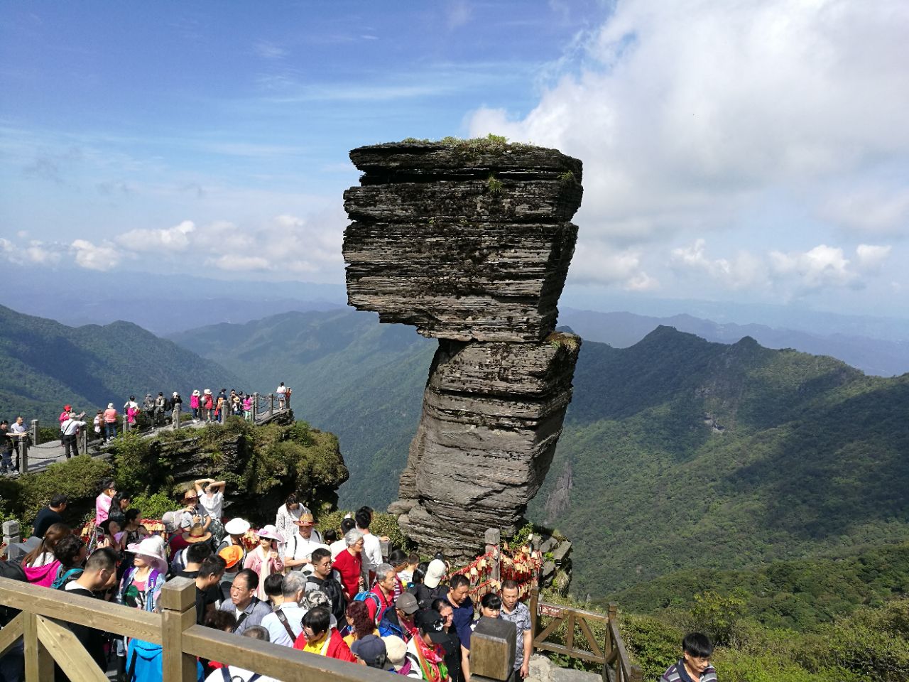 梵净山在贵州铜仁江口县,我们驾车到山脚下住在客栈,第二天去爬山