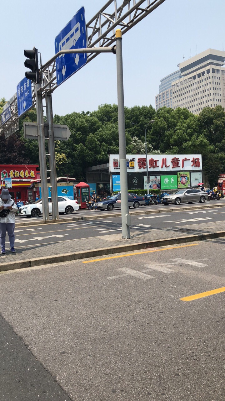 金陵中路普安路公交站