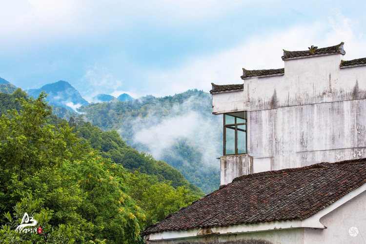 龙门山庄是石台牯牛降风景区内唯一一家三星级旅游饭店,山庄位于风景