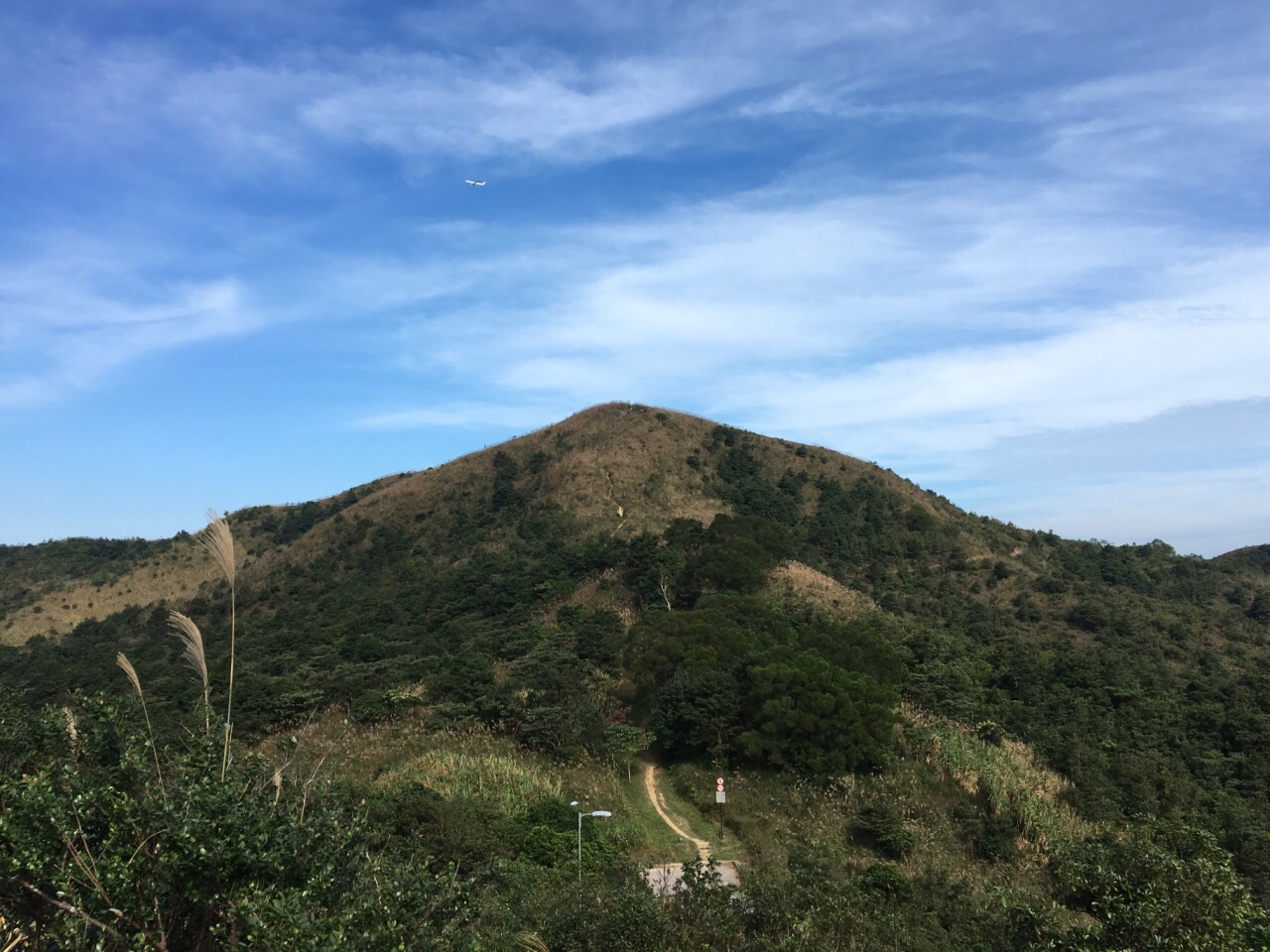 飞鹅山观景台的背后,是九龙半岛延绵的山脉,狮子山,象山,大老山.