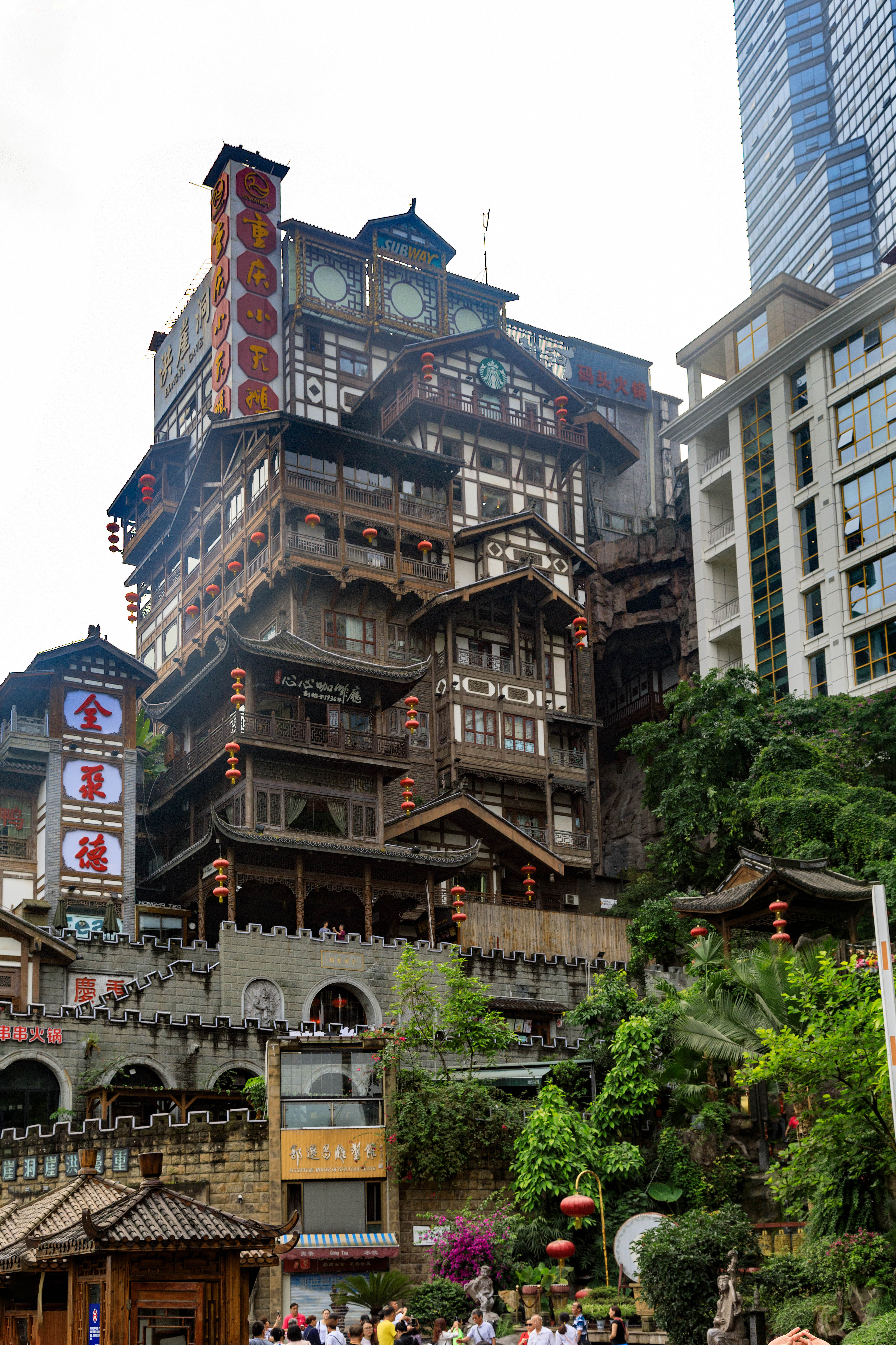 拥有2300年历史,坐拥城市旅游景观,商务休闲景观和城市人文景观于一体