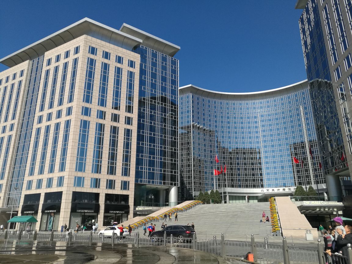 后改为大棚经营,改革开放后,新建了东方广场和新东安市场
