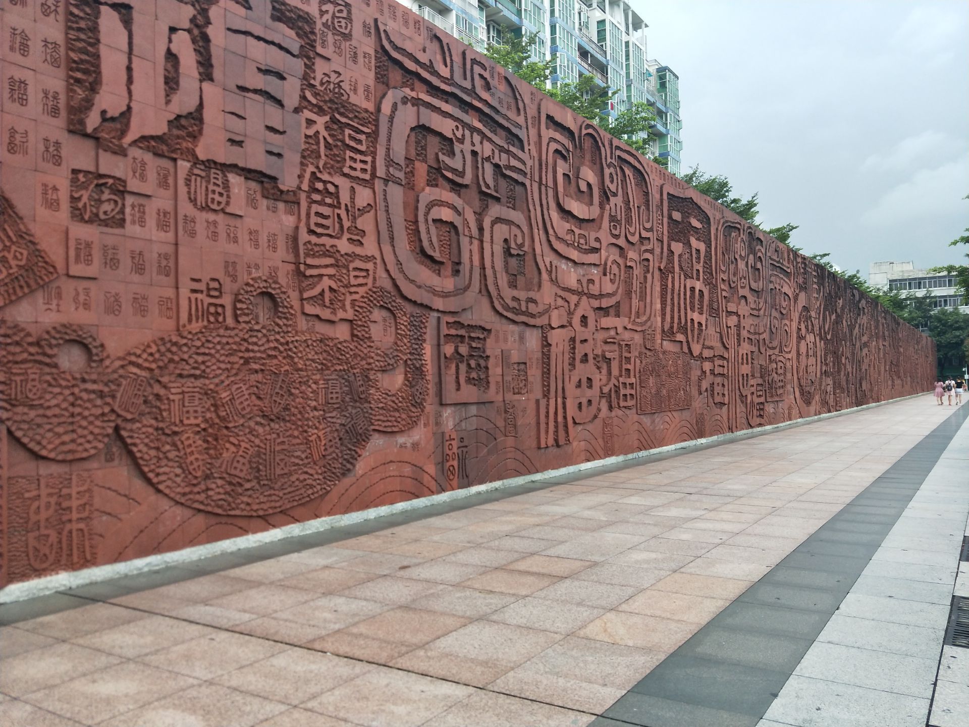 在深圳宝安区福永镇有个著名的广场名叫万福广场,这边有多达一万个