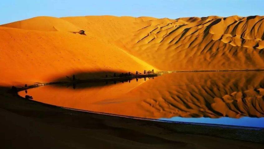 腾格里沙漠月亮湖
