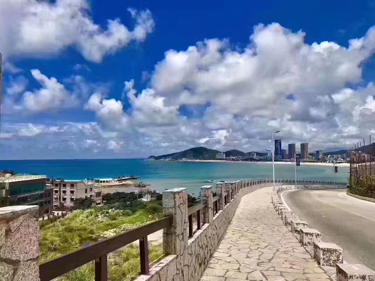 在海陵岛东岛上面的木栈道湿地公园,到海中间还有一个小岛,叫老鼠山