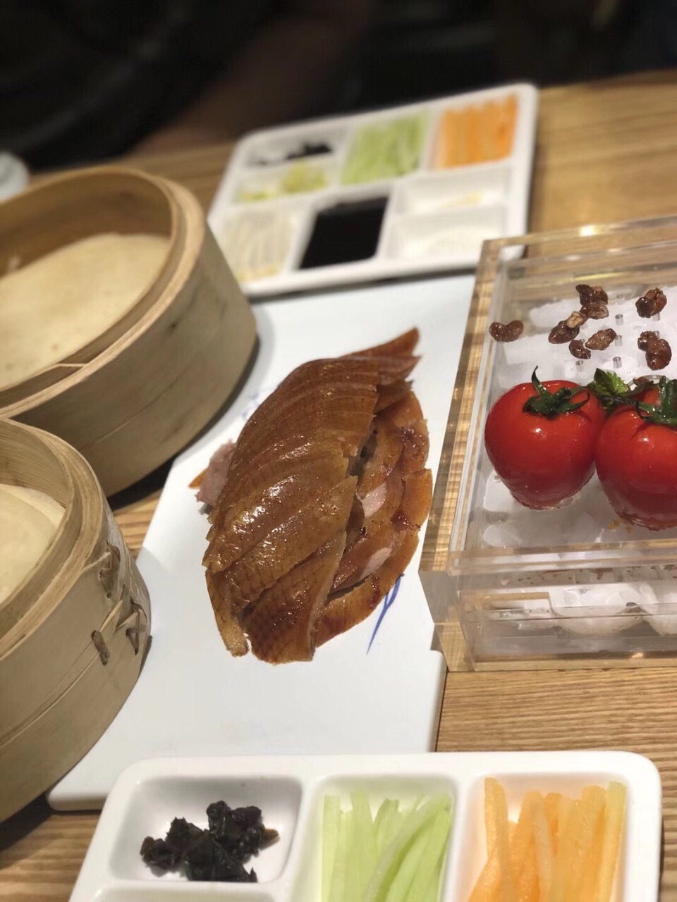 小大董酒楼与大董烤鸭店是否是关联企业不太清楚但是小大董店的菜品